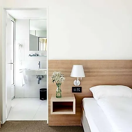 Newstar Hotel 3*